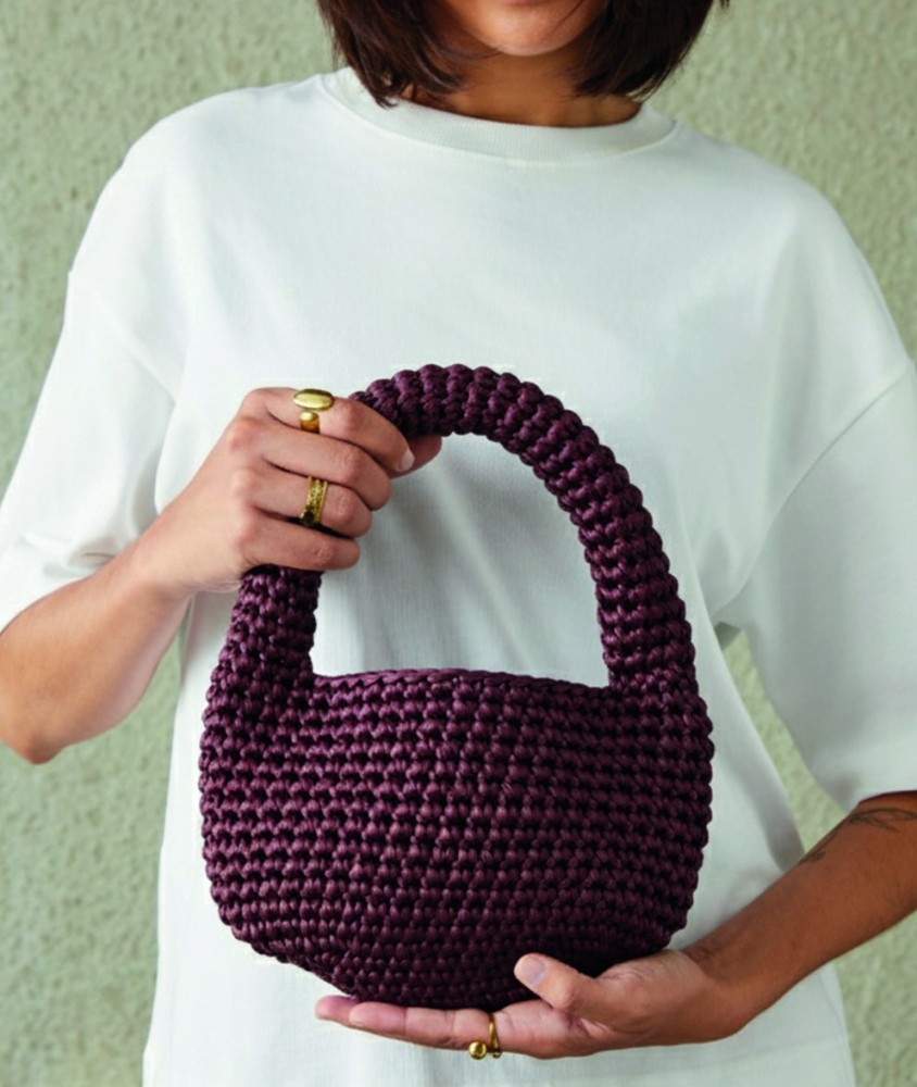 Sac Julian au crochet en cordon brillant prune, mailles serrées, anse ronde, 26 x 17 cm - Patron Pingouin