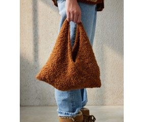 Sac Macy tricoté en bouclette alpaga ambre, jersey envers, forme trapèze, 36 x 30 cm - Patron Pingouin