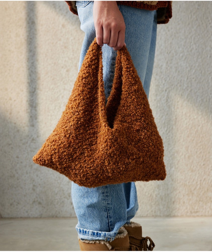 Sac Macy tricoté en bouclette alpaga ambre, jersey envers, forme trapèze, 36 x 30 cm - Patron Pingouin