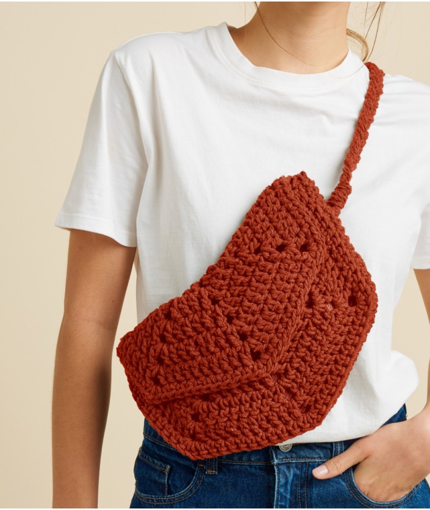 Sac Alfie au crochet en corde de coton terracotta, rabat octogonal, 30 x 20 cm - Patron crochet Pingouin