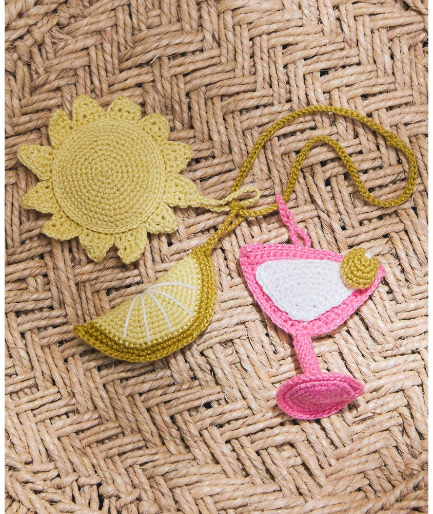 Charms Syracuse au crochet : soleil jaune, tranche de citron et verre a cocktail rose - Patron Pingouin
