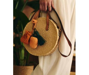 Charms Ajaccio au crochet en fil raphia : peche orange, petit sac et floche verte - Patron Pingouin