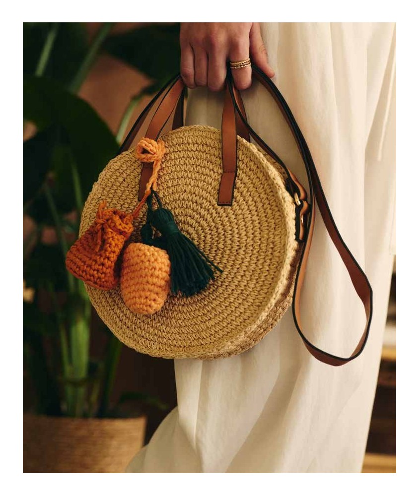 Charms Ajaccio au crochet en fil raphia : peche orange, petit sac et floche verte - Patron Pingouin