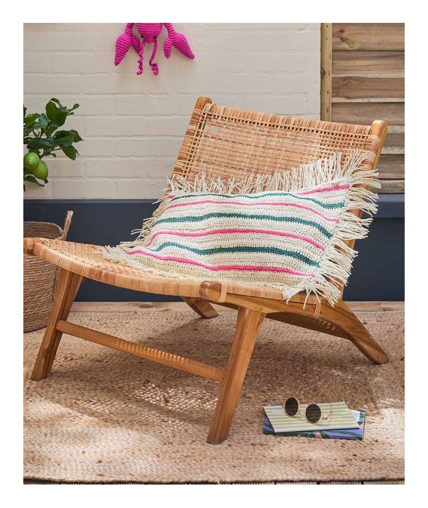 Coussin Bologne au crochet, raphia jaune beurre rayé rose et vert, franges sur les 4 côtés - Patron Pingouin