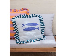 Coussin Pescara tricoté en coton écru, deux poissons bleus en jacquard, volant rayé - Patron tricot Pingouin