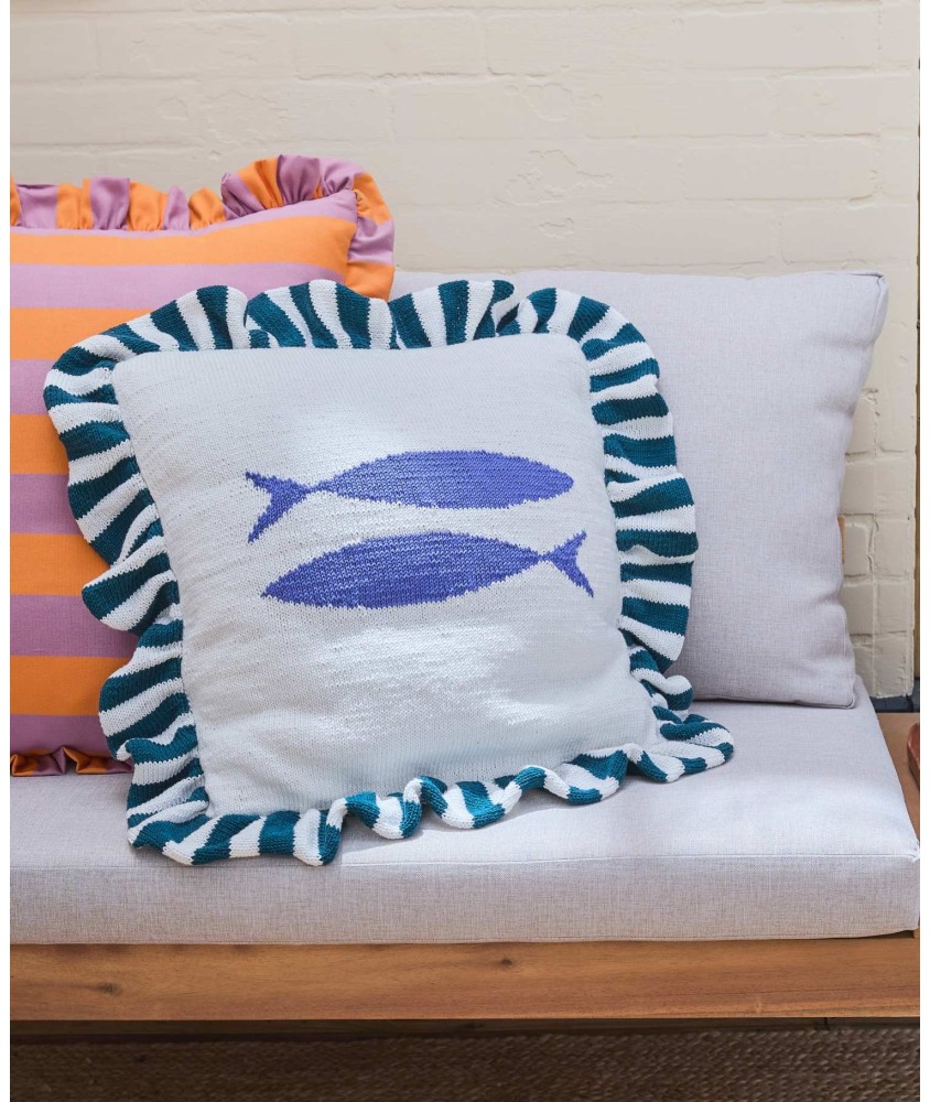 Coussin Pescara tricoté en coton écru, deux poissons bleus en jacquard, volant rayé - Patron tricot Pingouin