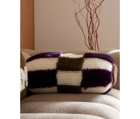 Traversin Ben tricoté en damier écru et chocolat, touches de fausse fourrure prune - Patron tricot Pingouin