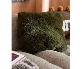 Coussin Dalvin tricoté en fausse fourrure kaki foncé, 40 x 40 cm, posé sur un canapé bouclette - Patron tricot Pingouin