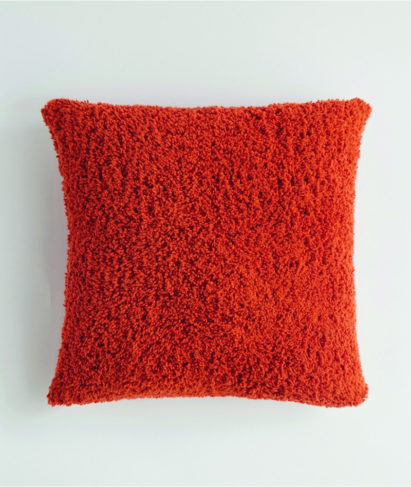 Housse de coussin Médéa tricotée en bouclette terre cuite, carré de 40 cm sur fond blanc - Patron tricot Pingouin