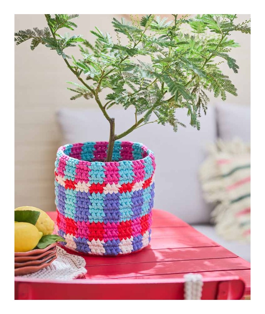 Cache-pot Lecce crocheté en damier rose, rouge, bleu et violet, avec un mimosa planté dedans - Patron crochet Pingouin