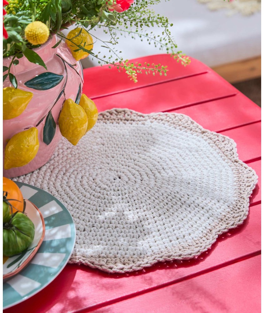 Set de table Gênes en corde de coton écru, bord festonné, 39 cm de diamètre - Patron crochet Pingouin