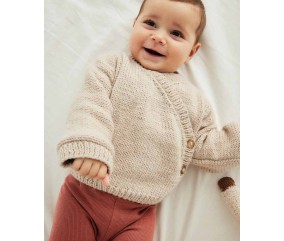 Brassière Barrett tricotée en jersey envers naturel sur un bébé souriant - Patron tricot Phildar