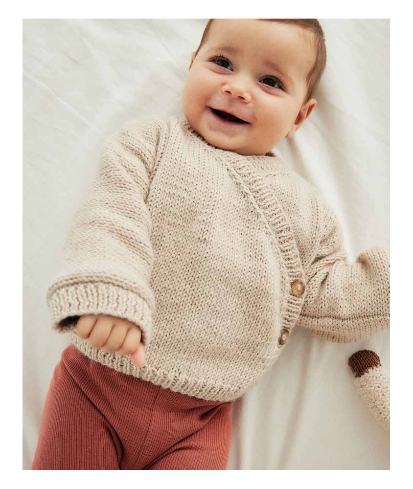 Brassière Barrett tricotée en jersey envers naturel sur un bébé souriant - Patron tricot Phildar