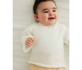 Brassière Bonny tricotée en jersey blanc cygne, col roulotté, sur un bébé allongé - Patron tricot Phildar