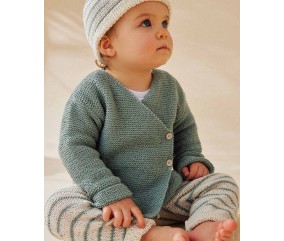 Brassière cache-coeur Tess en coton amande, portée par un bébé avec un bonnet - Patron tricot Phildar