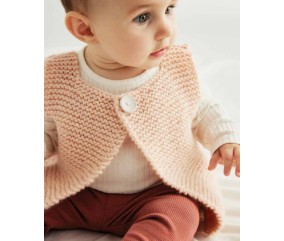 Gilet Bellamy tricoté au point mousse rose nude, arrondi devant, un gros bouton - Patron tricot Phildar