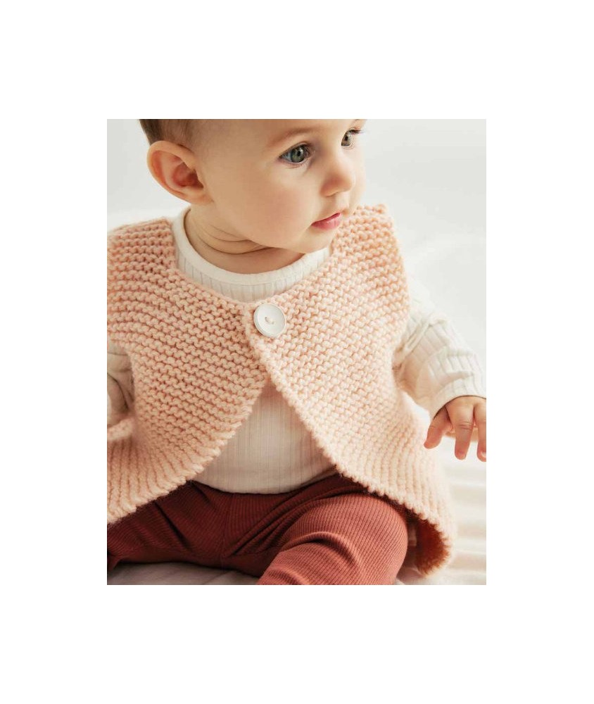 Gilet Bellamy tricoté au point mousse rose nude, arrondi devant, un gros bouton - Patron tricot Phildar