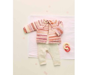 Gilet Xélia tricoté en coton dégradé rose et orange, posé à plat avec un pantalon - Patron tricot Phildar