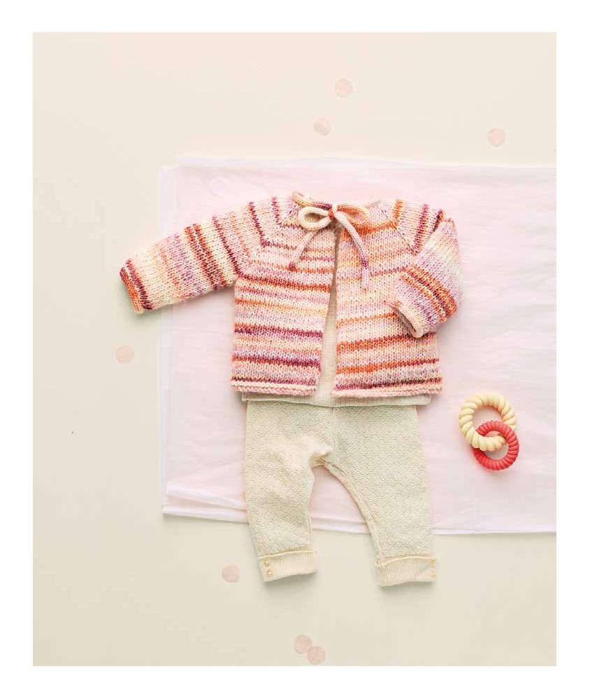 Gilet Xélia tricoté en coton dégradé rose et orange, posé à plat avec un pantalon - Patron tricot Phildar
