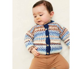 Gilet Yse tricoté en laine auto-rayante bleue et brune, cinq boutons buis, sur un bébé - Patron tricot Phildar
