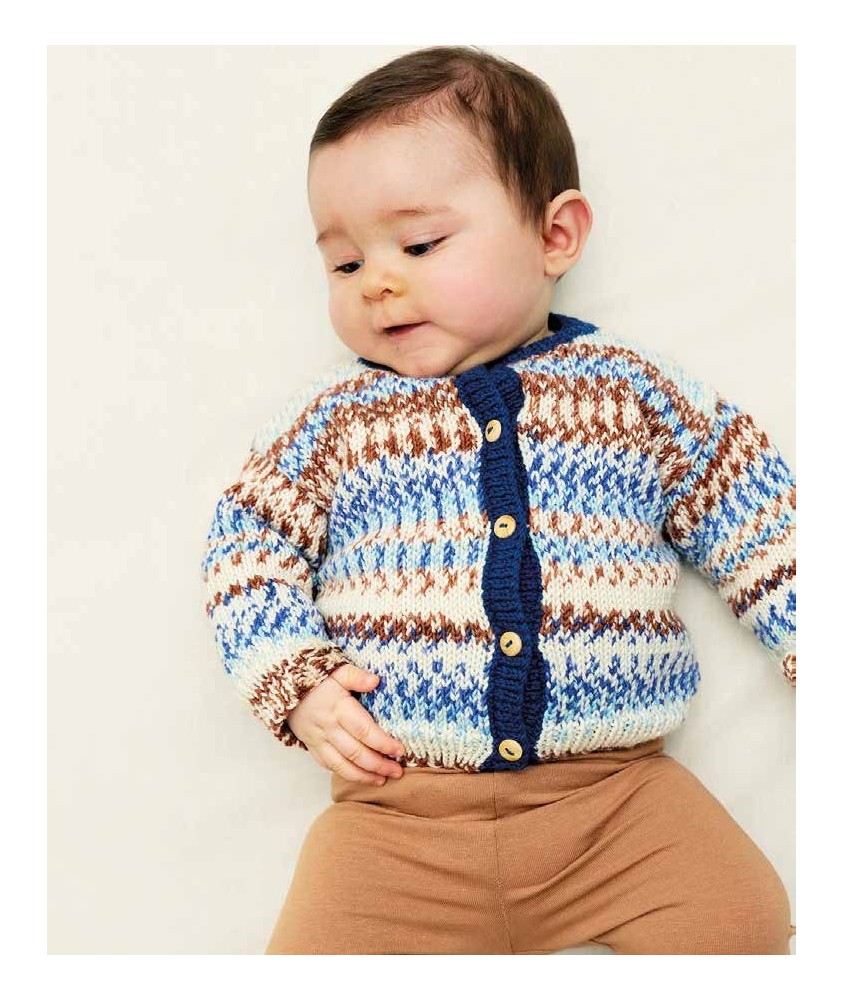 Gilet Yse tricoté en laine auto-rayante bleue et brune, cinq boutons buis, sur un bébé - Patron tricot Phildar