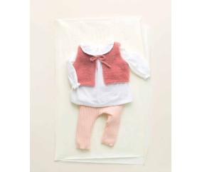 Gilet Zalie sans manches en fil duveteux rose, posé à plat sur une chemise blanche - Patron tricot Phildar