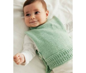 Plastron Bayan tricoté en vert opaline, sans manches, porté sur un tee-shirt blanc - Patron tricot Phildar