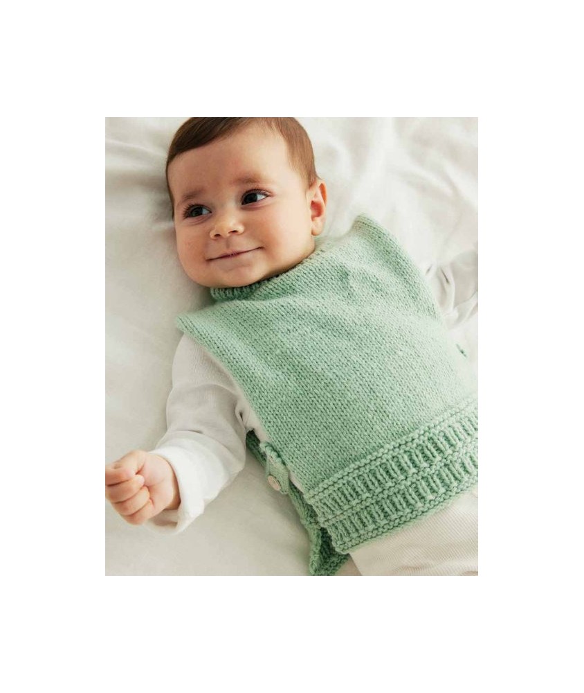 Plastron Bayan tricoté en vert opaline, sans manches, porté sur un tee-shirt blanc - Patron tricot Phildar