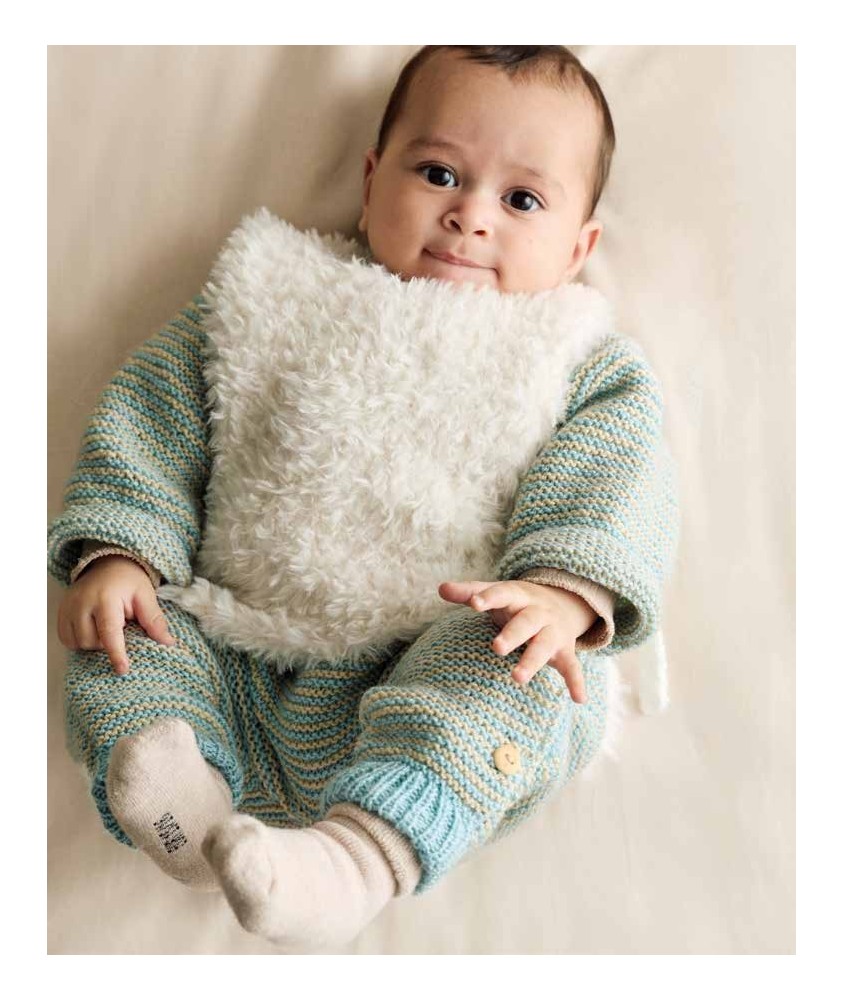 Plastron Ugo en fausse fourrure écru, porté sur un gilet, sur un bébé allongé - Patron tricot Phildar