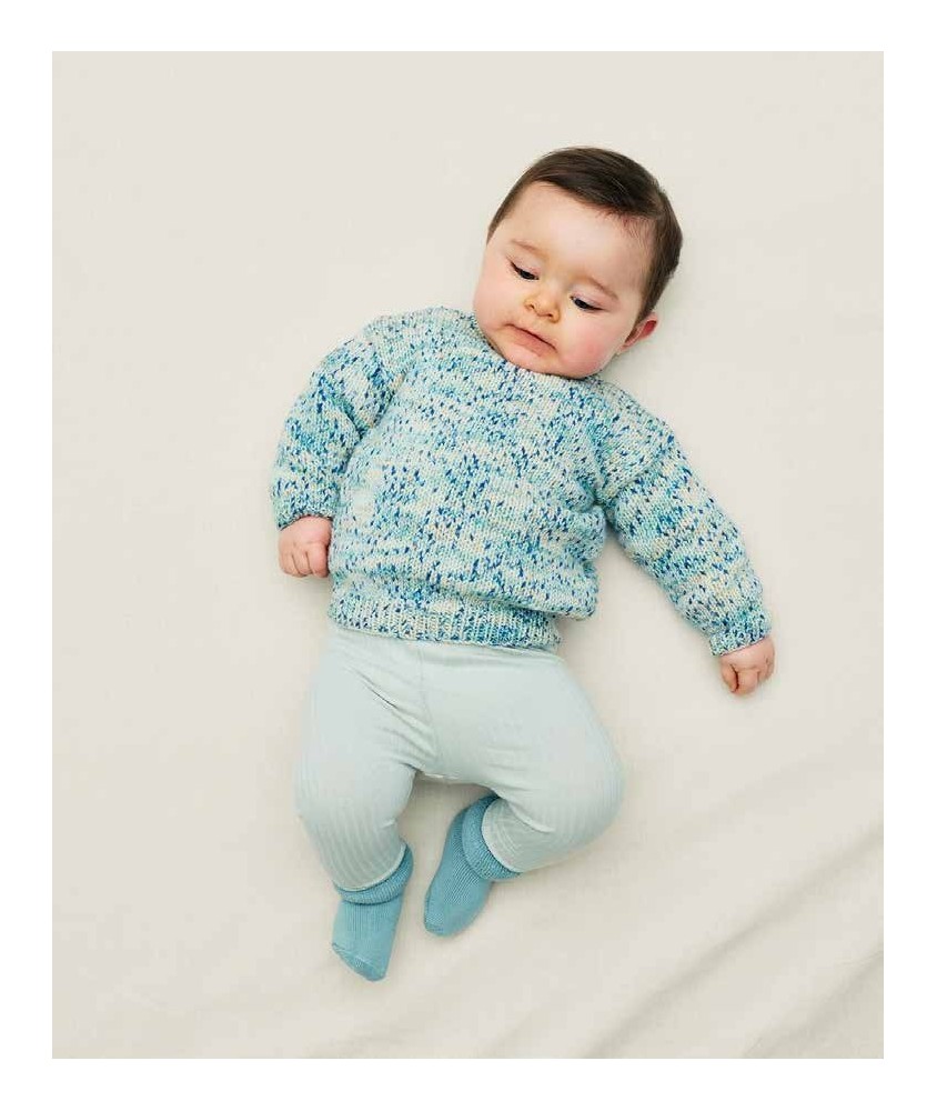 Pull Xavius tricoté en laine mouchetée bleu turquoise sur un bébé allongé - Patron tricot Phildar