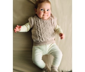 Pull sans manches Valère à torsades en mérinos beige gazelle, sur un bébé allongé - Patron tricot Phildar