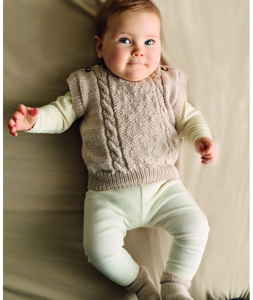 Pull sans manches Valère à torsades en mérinos beige gazelle, sur un bébé allongé - Patron tricot Phildar