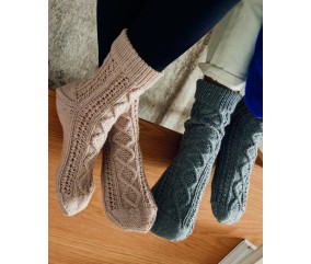 Chaussettes Djoé tricotées en mérinos beige et gris à torsades et ajours - Patron tricot Phildar