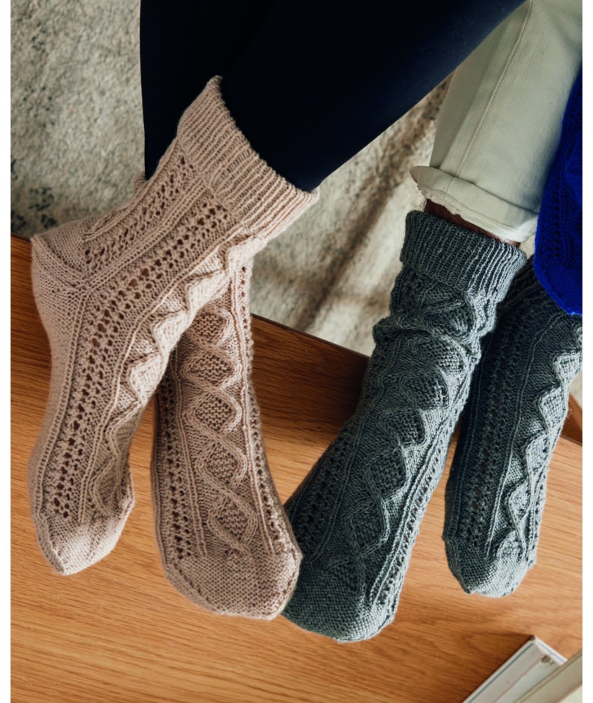 Chaussettes Djoé tricotées en mérinos beige et gris à torsades et ajours - Patron tricot Phildar