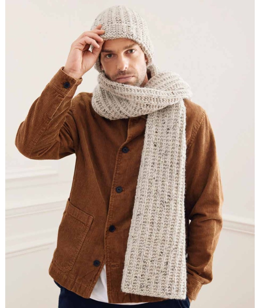 Bonnet et écharpe Gatien tricotés en tweed écru, portés par un homme - Patron tricot Phildar
