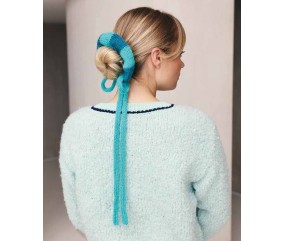 Scrunchi Isobel tricoté en bleu lagon avec un long ruban, noué dans un chignon - Patron tricot Pingouin