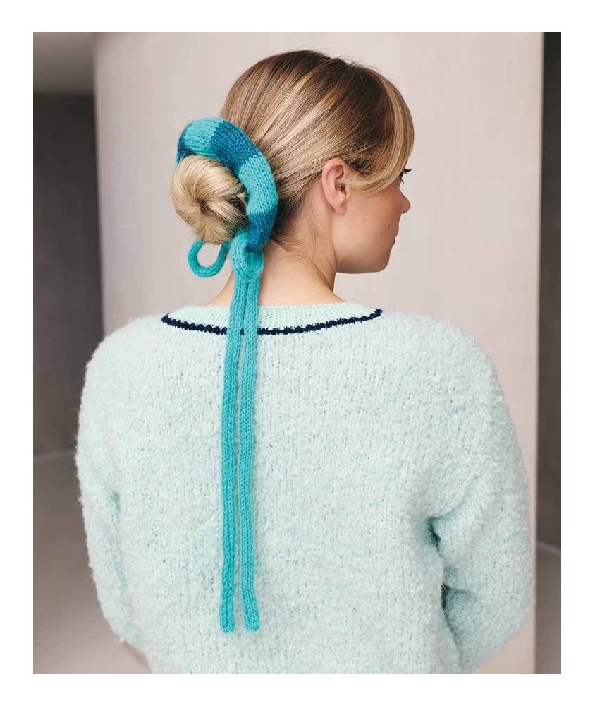 Scrunchi Isobel tricoté en bleu lagon avec un long ruban, noué dans un chignon - Patron tricot Pingouin