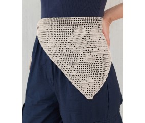 Surjupe Mycenes crochetée en coton beige ajouré, nouée sur un pantalon marine - Patron crochet Pingouin