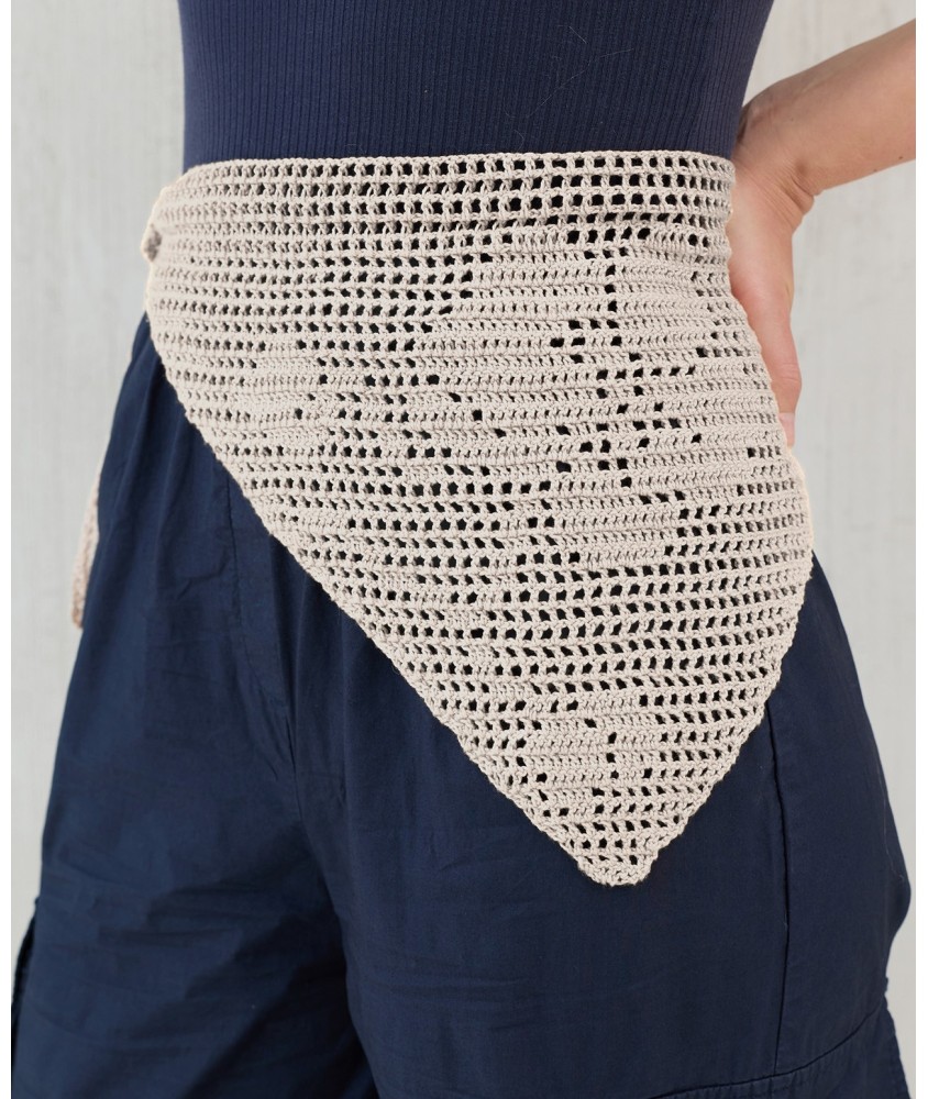 Surjupe Mycenes crochetée en coton beige ajouré, nouée sur un pantalon marine - Patron crochet Pingouin