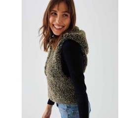 Gilet sans manches Izia tricoté en fausse fourrure vison, porté sur un haut noir - Patron tricot Phildar