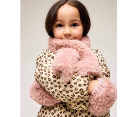 Écharpe et moufles Willow en fausse fourrure vieux rose, portées par une enfant - Patron tricot Phildar