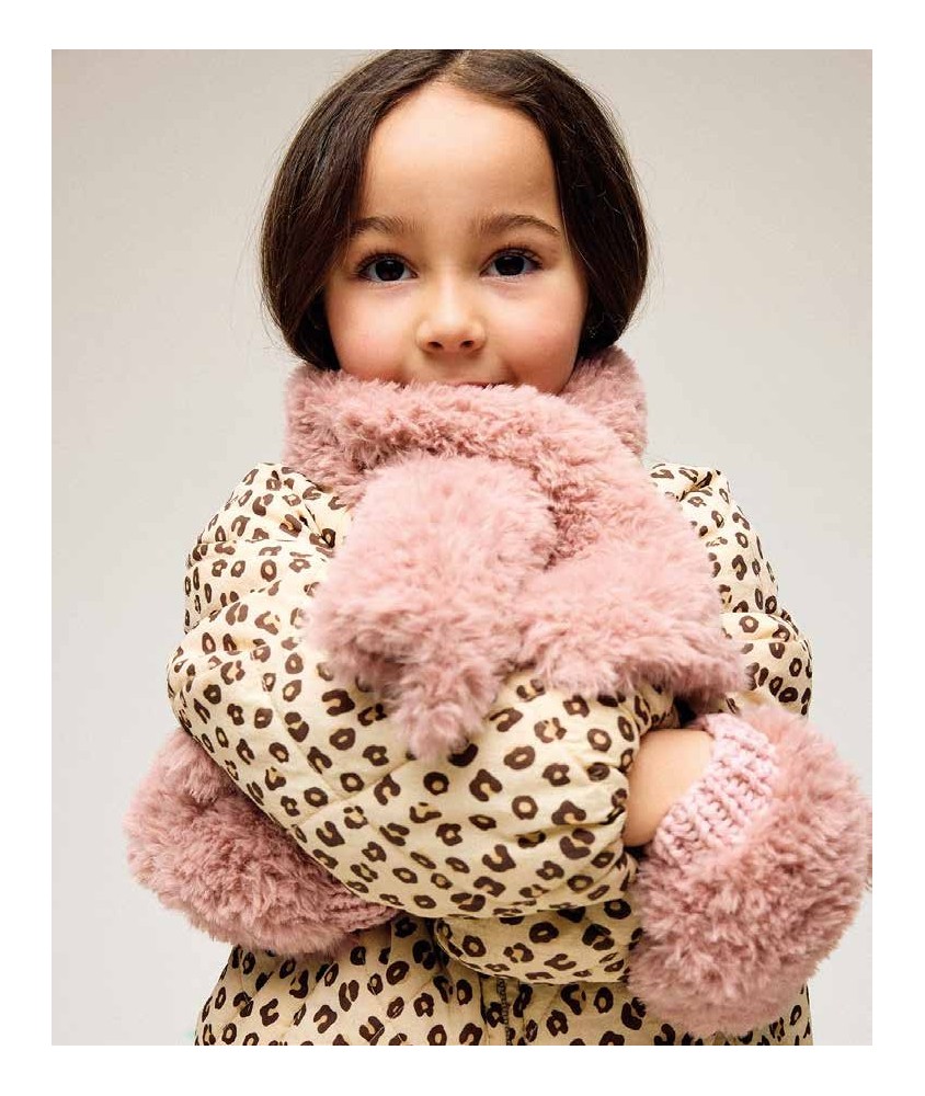 Écharpe et moufles Willow en fausse fourrure vieux rose, portées par une enfant - Patron tricot Phildar