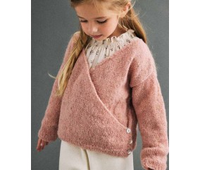 Cache-coeur Élodie tricoté en alpaga rosée, porté par une fillette sur une blouse - Patron tricot Phildar