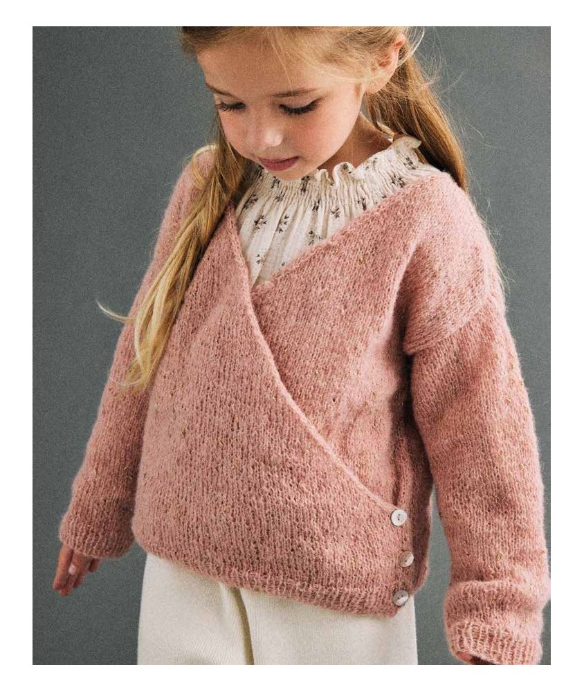 Cache-coeur Élodie tricoté en alpaga rosée, porté par une fillette sur une blouse - Patron tricot Phildar