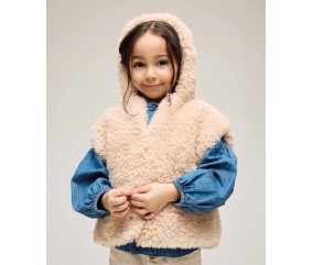 Cape à capuche Yélie en fausse fourrure vieux rose, portée par une enfant - Patron tricot Phildar