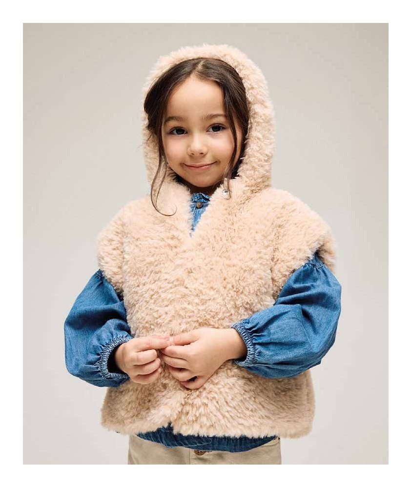 Cape à capuche Yélie en fausse fourrure vieux rose, portée par une enfant - Patron tricot Phildar