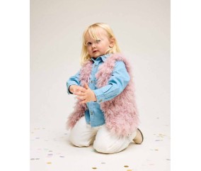 Gilet sans manches Xéna en fausse fourrure rose dragée, sur une chemise en jean - Patron tricot Phildar