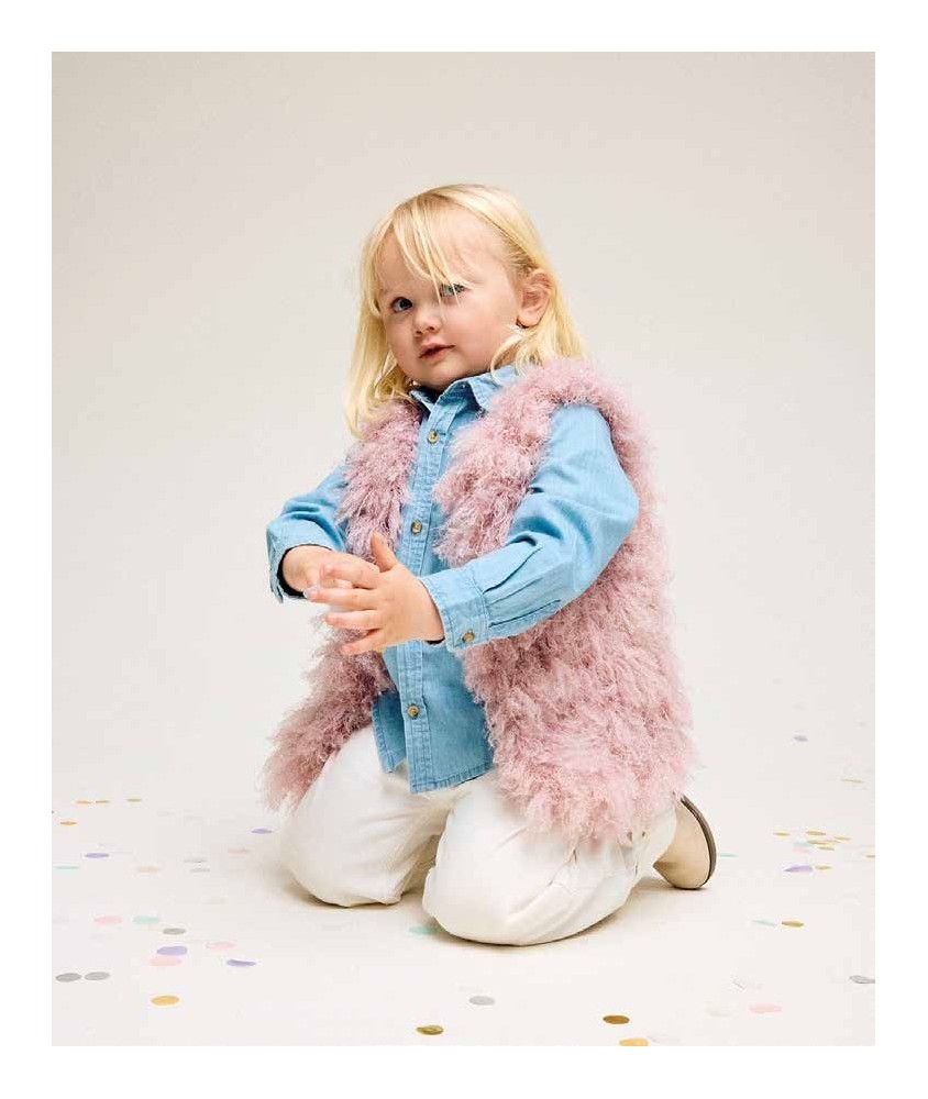 Gilet sans manches Xéna en fausse fourrure rose dragée, sur une chemise en jean - Patron tricot Phildar
