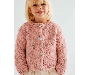 Gilet Ornella tricoté en jersey souple bois de rose, boutons nacrés, sur une fillette - Patron Phildar