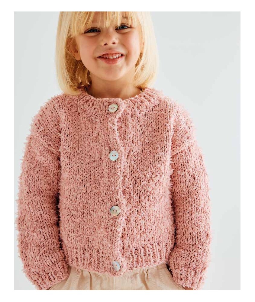 Gilet Ornella tricoté en jersey souple bois de rose, boutons nacrés, sur une fillette - Patron Phildar